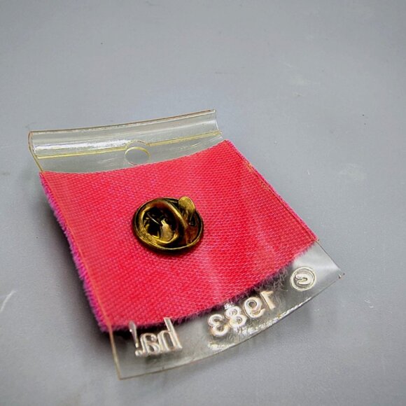 Muppets Miss Piggy Face Pinback Lapel Pin Enamel Metal Vintage 1983 ha! - Picture 3 of 4